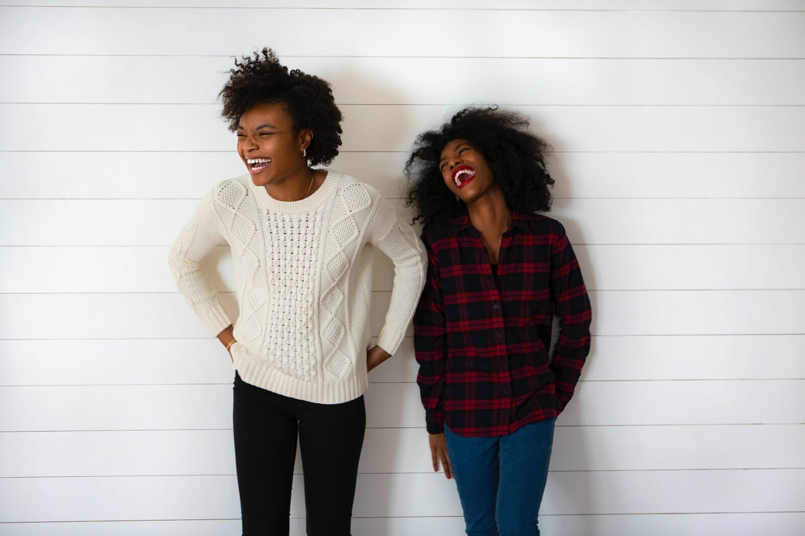 deux jeunes femmes riant